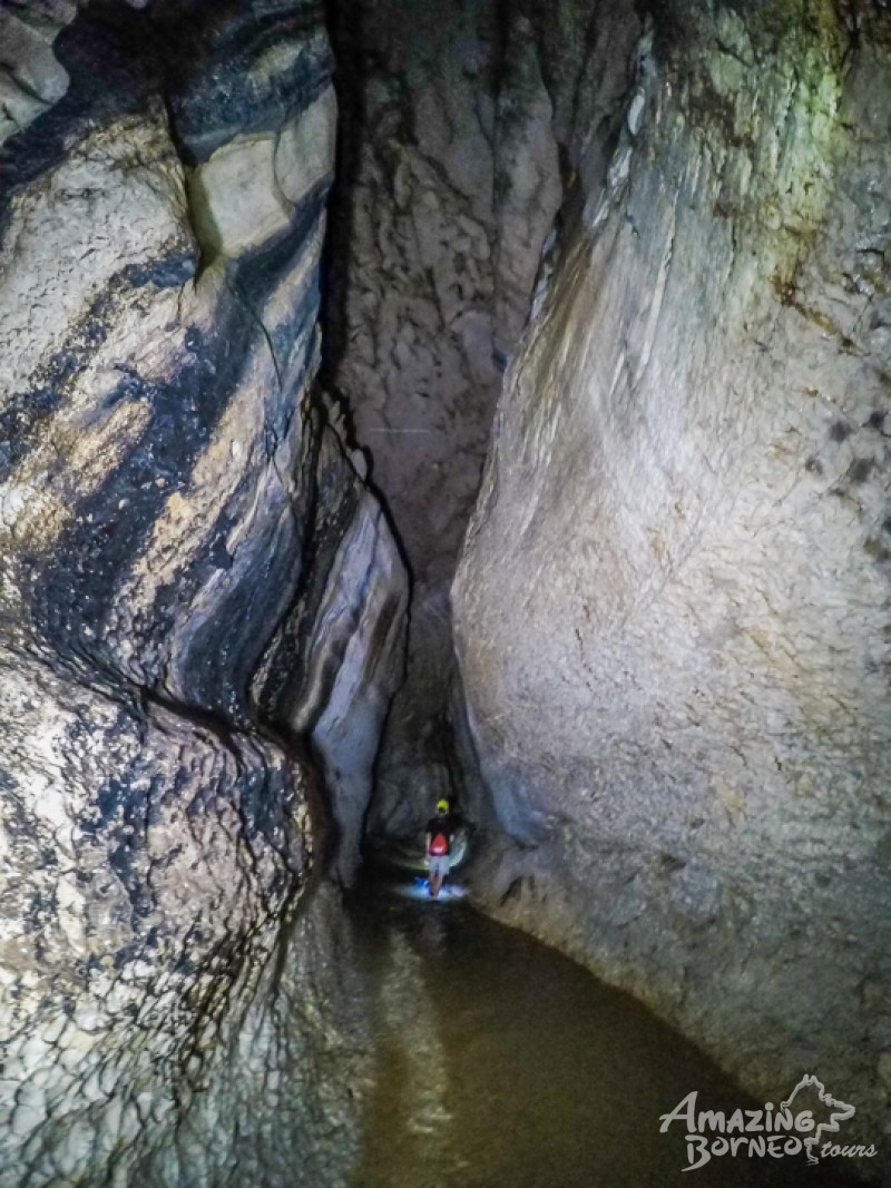Follow the stream through the Pungiton Cave