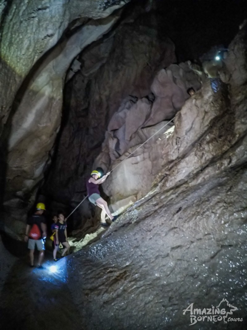 There are a few challenging obstacles inside the Pungiton Caves